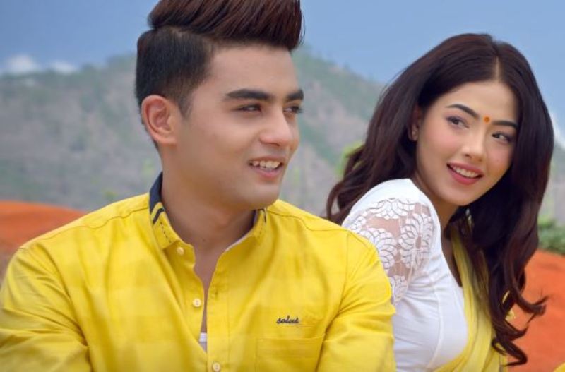 ‘रातो टीका निधारमा’गीत : नव–अभिनेतासंग कस्तो देखियो साम्राज्ञीको केमेष्ट्रि ? video