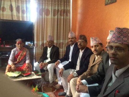बुवाले खुदो बेचेर पढाएका ६ छोराहरु : दुई भाई सिडियो ४ भाइ हाकिम