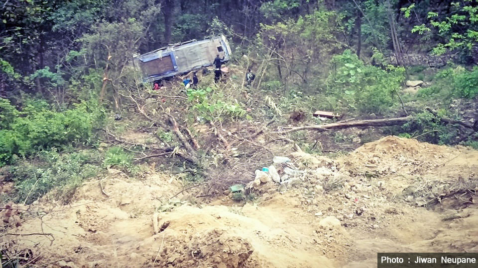 दाउन्नेको भीरबाट बस खस्यो, चार जनाको मृत्यु