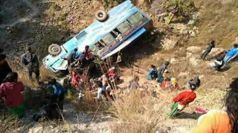 स्वर्गद्वारी जाँदै गरेको भारतीय तीर्थयात्री सवार जिप दुर्घटना हुँदा एक बालकको मृत्यु, २१ जना घाइते
