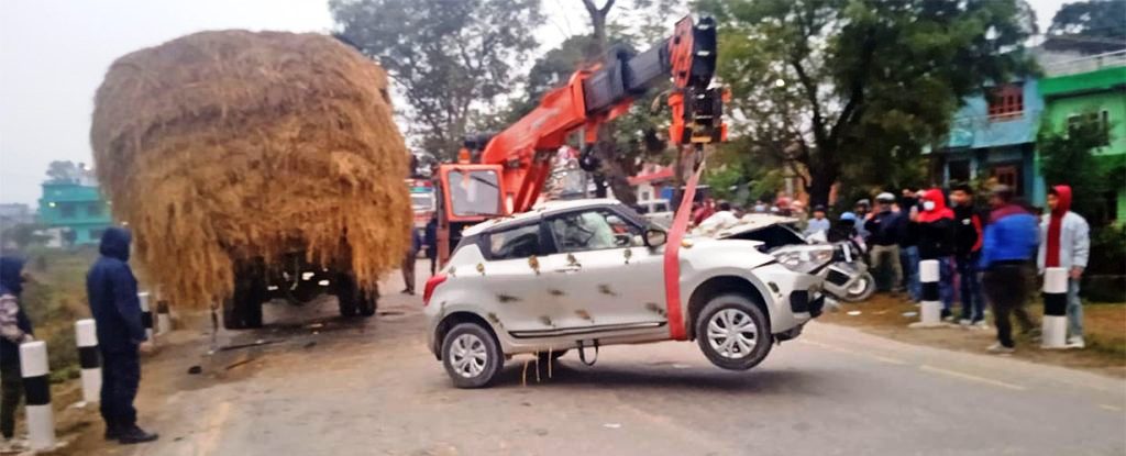 कार र ट्रक एक आपसमा ठोक्किँदा १३ जनाको मृत्यु