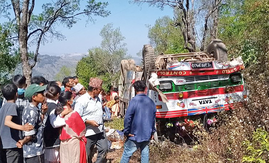 प्युठानको माण्डवीमा बस दुर्घटनामा एक बालकको मुत्यु, २२ घाइते