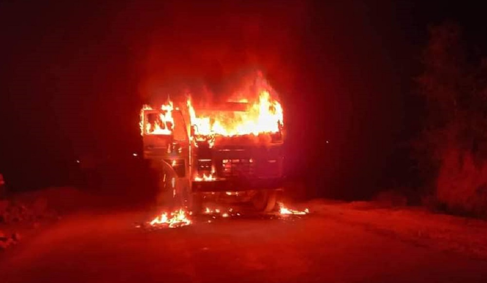 बन्दकर्ताले दाङको बबई खोला पुल नजिकै बिहानै टिप्पर जलाए
