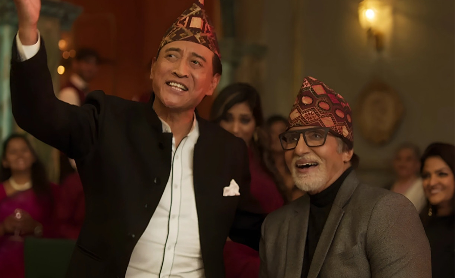 नेपाली टोपीमा सजिँदै अमिताभ र डेनीले गाए ‘केटीको’ गीत