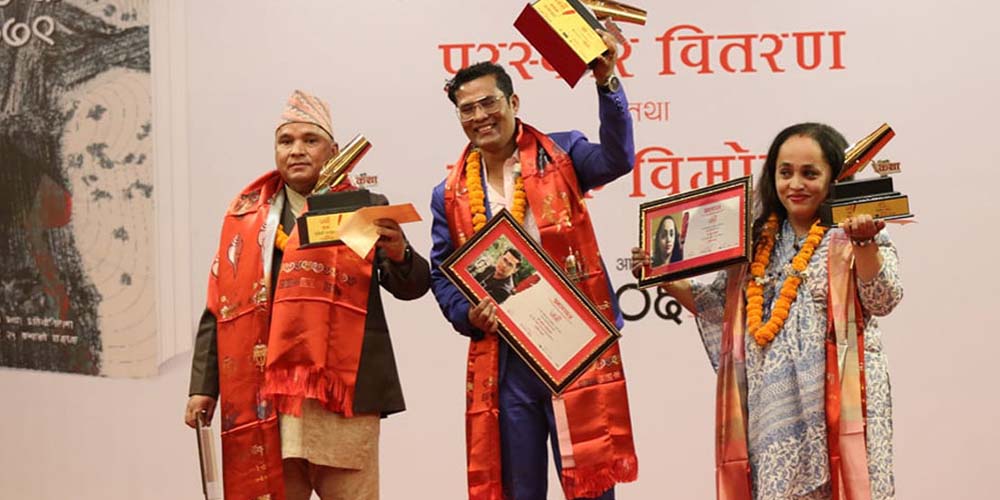बाह्रखरी कथा लेखन प्रतियोगितामा नवीन अभिलाषी प्रथम