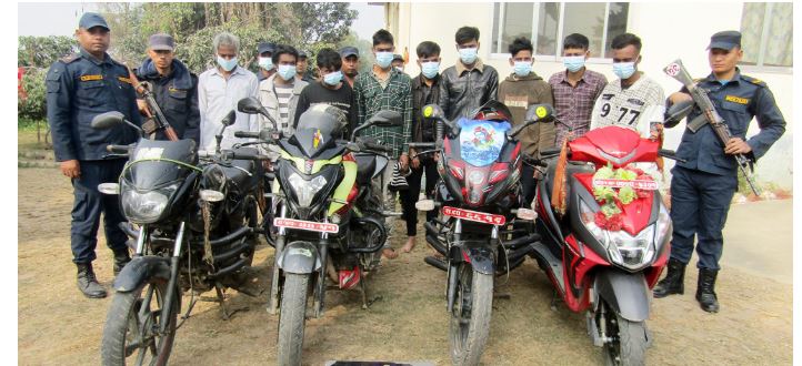 सिरहामा ब्राउन सुगरसहित ९ जना प्रहरीकाे फन्दामा