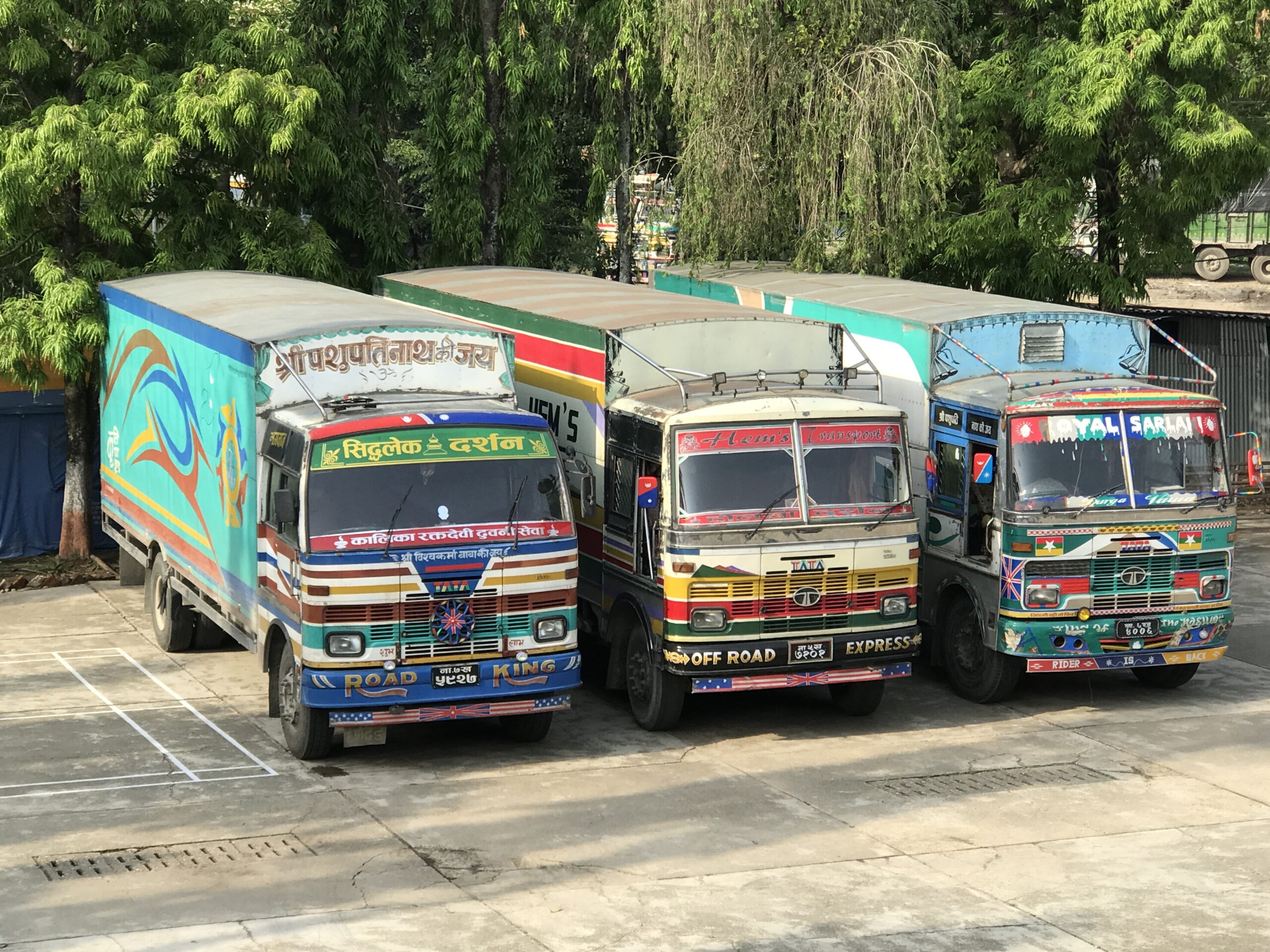 बिलबिजक भन्दा बढीको सामानसहित तीन वटा ट्रक सशस्त्र प्रहरीको नियन्त्रणमा
