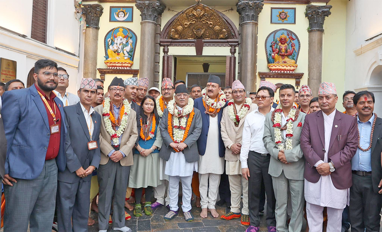 प्रधानमन्त्री प्रचण्ड र मन्त्रीहरुको पशुपतिनाथ दर्शन