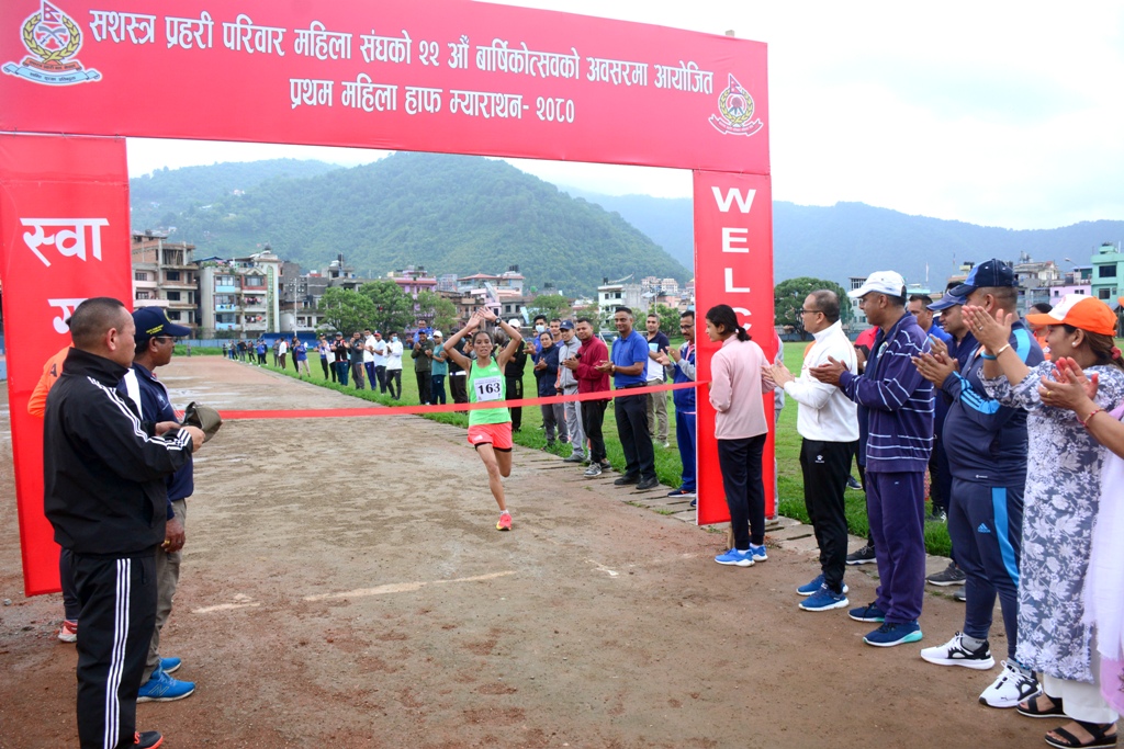 सशस्त्र प्रहरी परिवार महिला संघको २२औं वार्षिकोत्सवको अवसरमा हाफ म्याराथन दौडमा प्रथम हुने राममाया बुढाले १ लाख हात पारीन