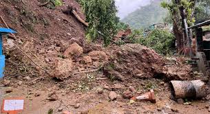 पहिरोले मुहान बगाउँदा विद्युत् अवरुद्ध
