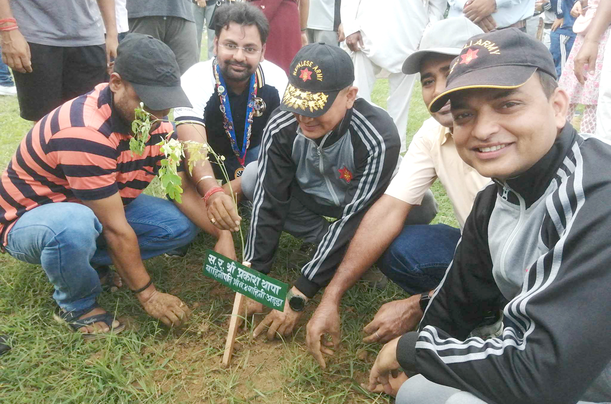 सेनाले थाल्यो बृहत् वृक्षारोपण