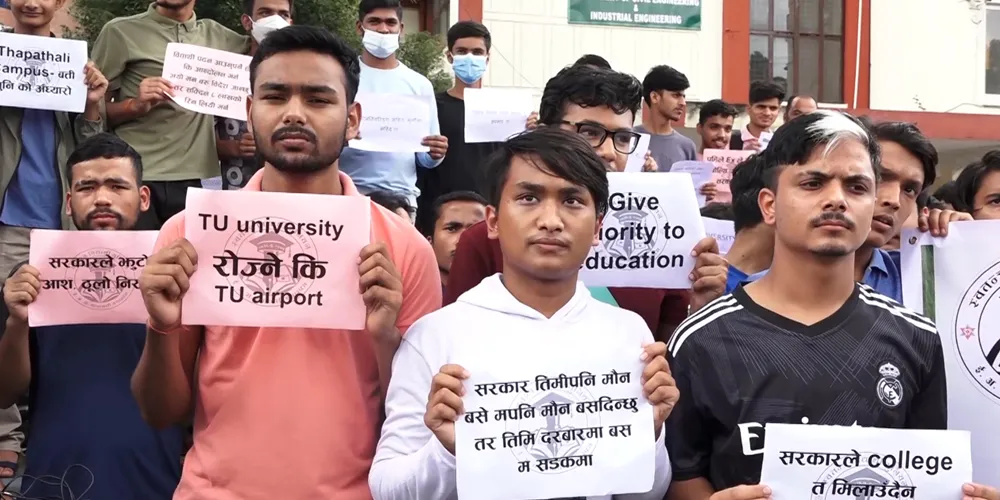 शुल्क नबढाउन माग गर्दै थापाथली क्याम्पसका विद्यार्थीको प्रदर्शन