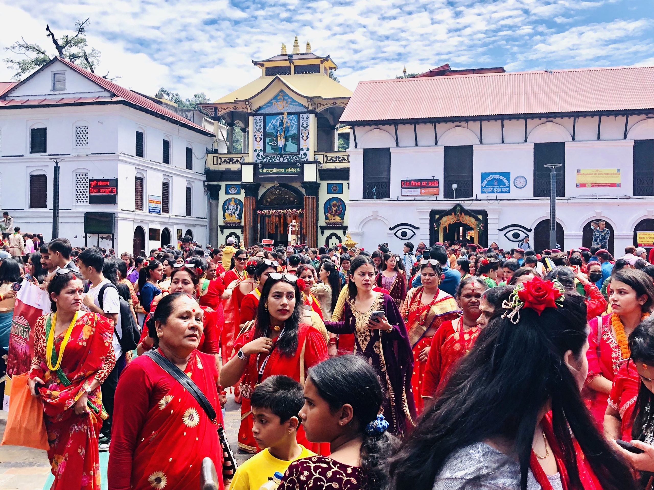 पशुपतिनाथ मन्दिर लगायत देशभरका शिवालयमा भक्तजन घुइँचो