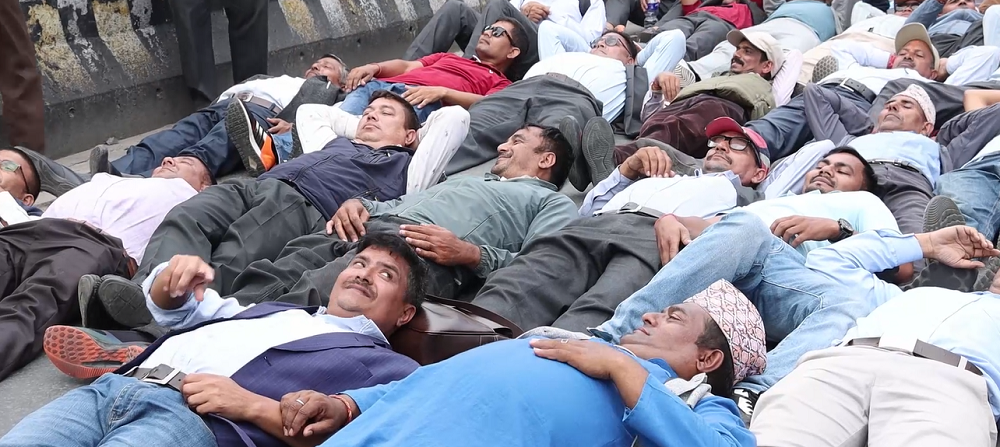 राहत शिक्षकहरुले सडकमै सुतेर बिरोध जनाए