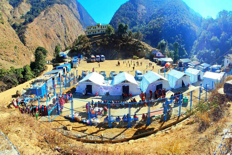 भूकम्पले अस्पताल क्षति भएपछि बारेकोट गाउँपालिकामा टेन्ट राखेर सञ्चालन गरेको १० शैय्याको गाउँपालिका आधाभूत अस्पताल।