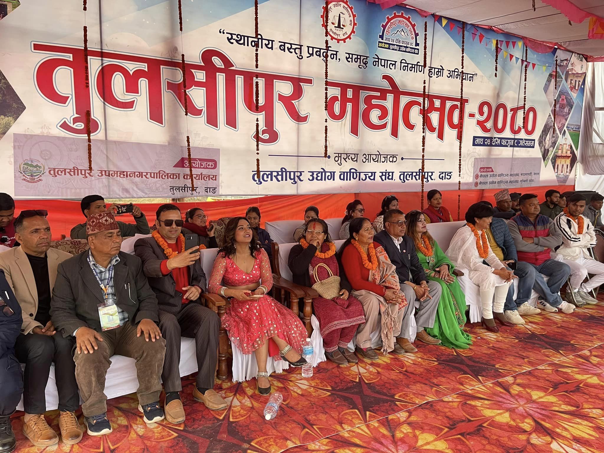 महोत्सवमा गायक बमको धमाकेदार प्रस्तुति