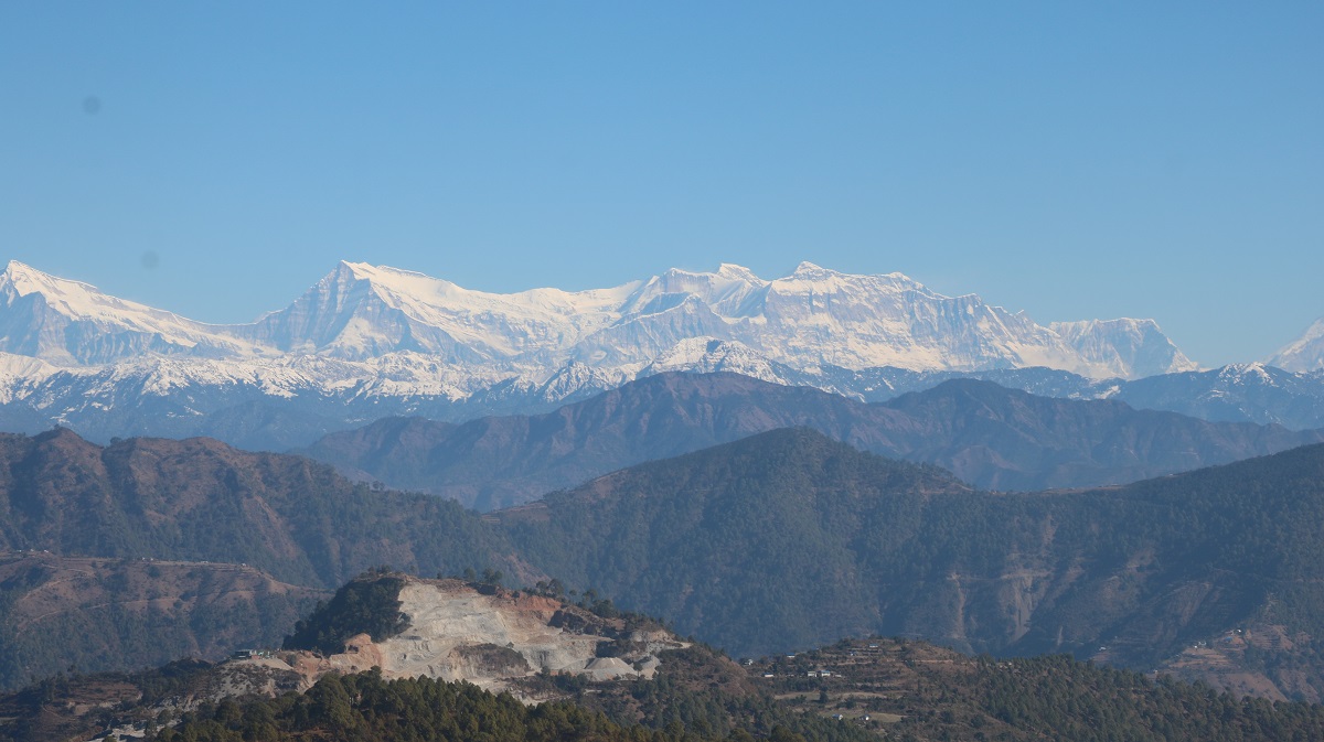 दाङको बंगलाचुली गाउँपालिका–३ कमिरेचौरबाट देखिएका सुन्दर हिमश्रृंखला