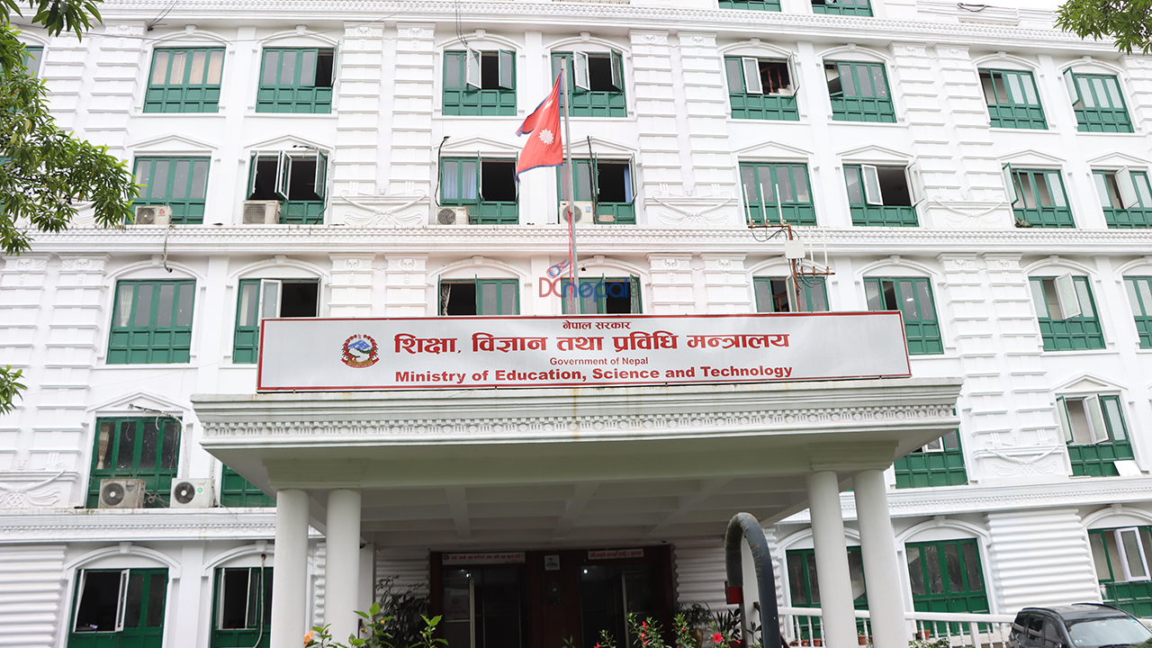 सार्वजनिक विद्यालयमा शुल्क नलिन र निजी विद्यालयमा मापदण्ड लागू गर्न मन्त्रालयको आग्रह