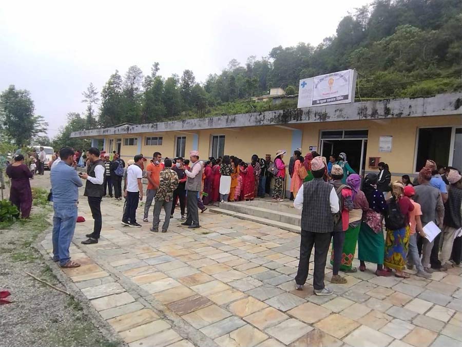सांसद शर्माको टोली रामेछापमा, ११५५ बिरामीको उपचार