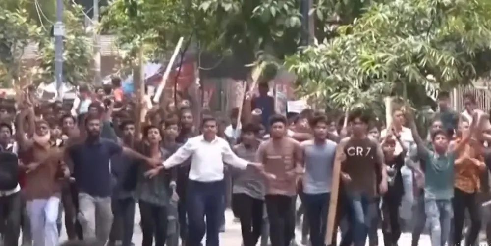 बंगलादेशमा विद्यार्थीको आन्दोलन चर्किएपछि अनिश्चिकालीन कर्फ्यु