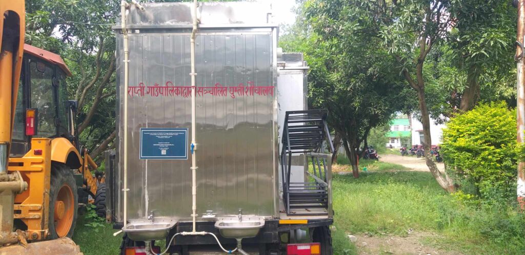 राप्ती गाउँपालिकामा दुई र घोराहीमा आयो एउटा घुम्ती सौचालय