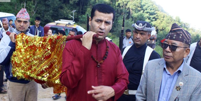 गोरखा दरबारबाट पठाइयो फूलपाती हनुमानढोका दरबारमा