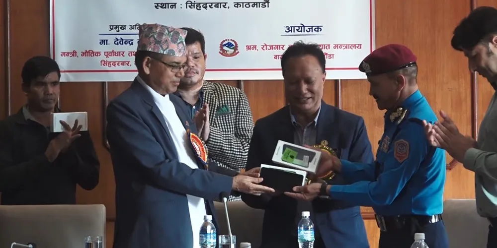 डिजिटल लाइसेन्स नियमनको लागि ट्राफिक प्रहरीलाई १०४ वटा स्मार्ट मोबाइल हस्तान्तरण