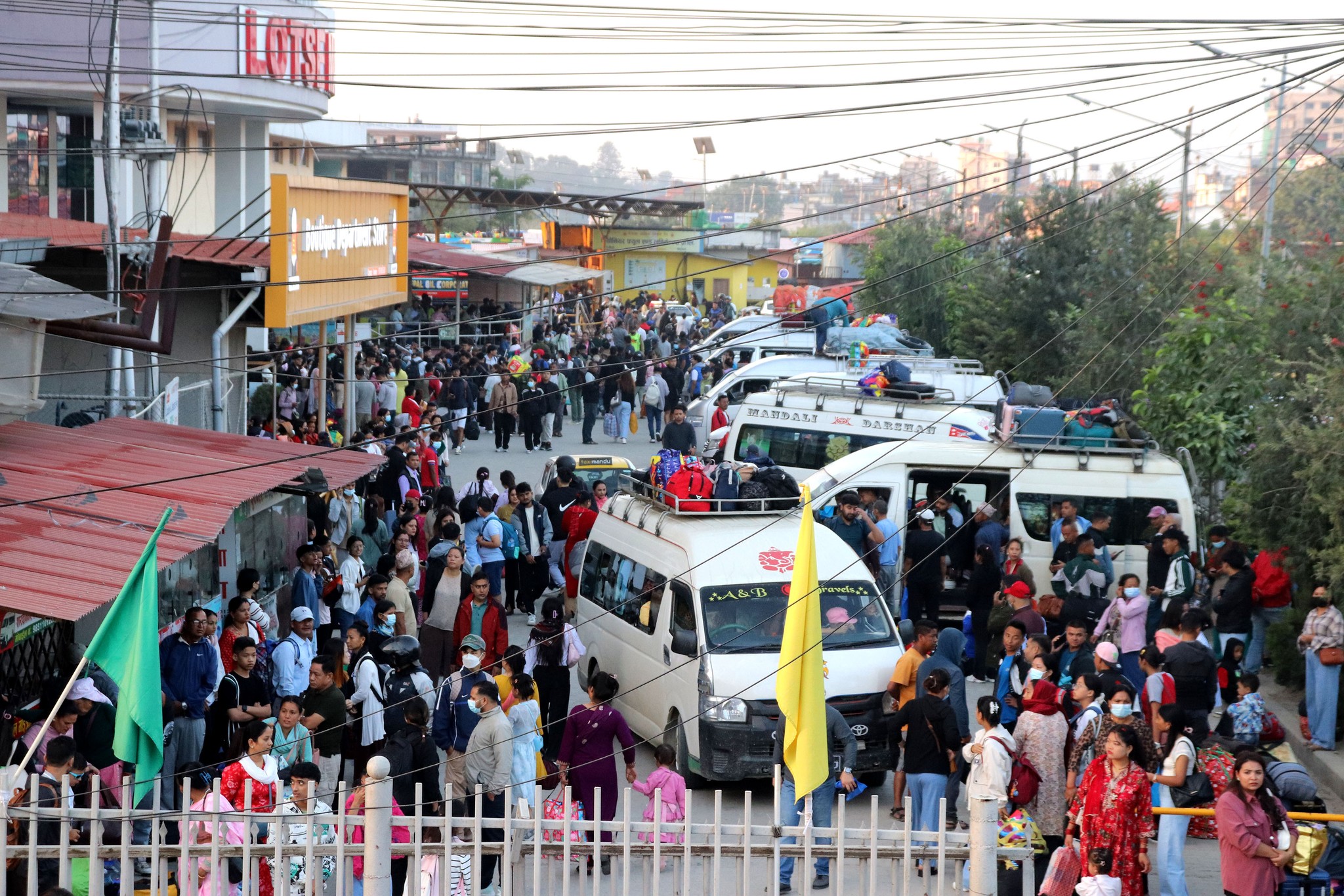 काठमाडौं उपत्यकाबाट दैनिक एक लाख बाहिरिँदै