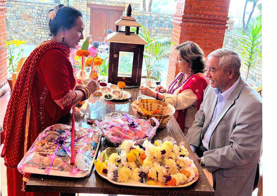देउवाले लगाए बहिनीबाट टीका