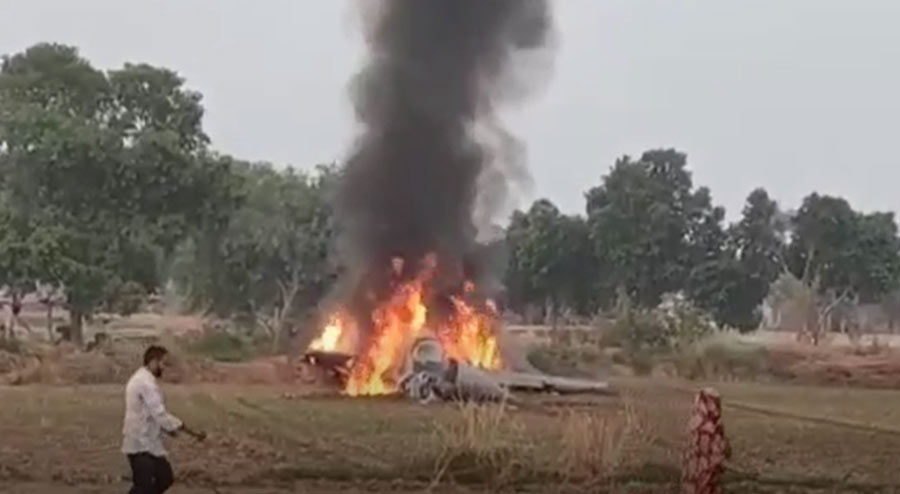 वायुसेनाको विमान खस्यो, खेतमा दौडेर ज्यान जोगाए पाइलटले