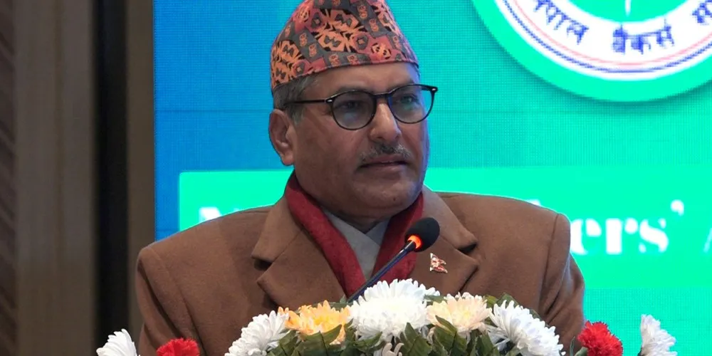 बैंकहरु कठिन परिस्थितिमा छन् : गभर्नर अधिकारी