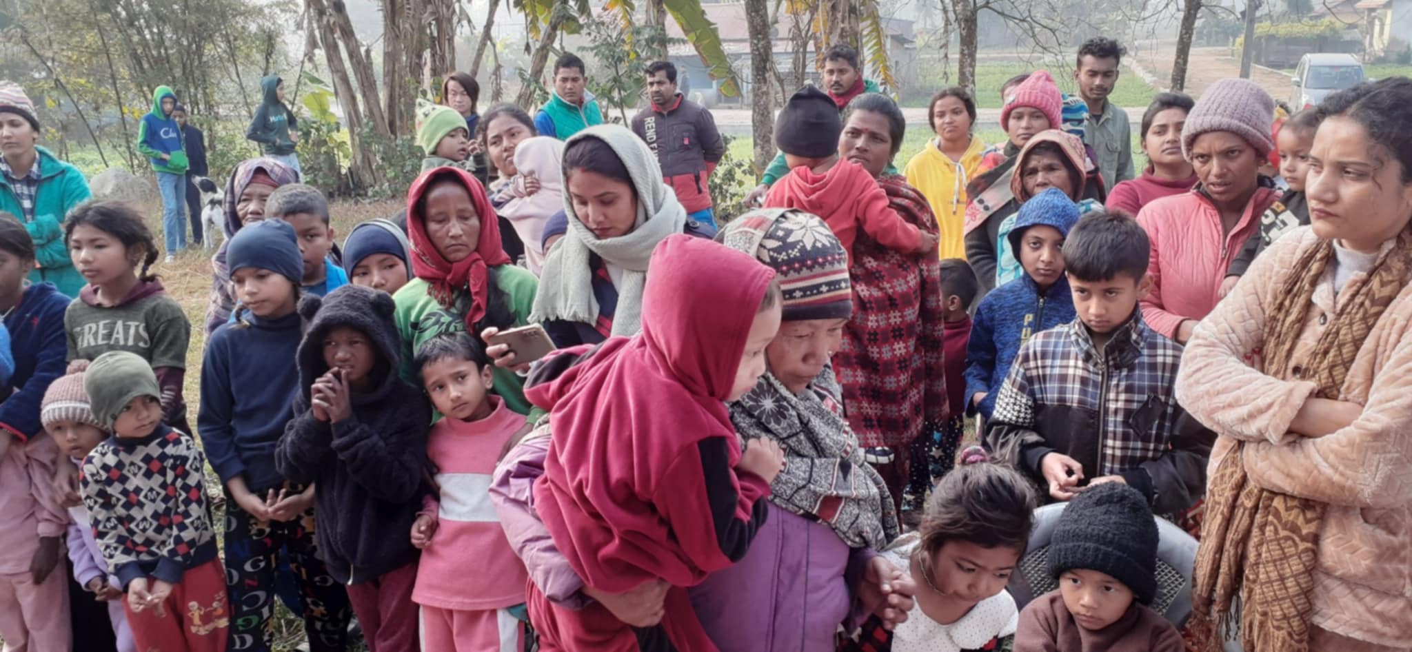 सिताले जन्मोत्सवमा मधुपोखरीका विपन्न समुदायका बच्चालाई गरिन् न्यानो कपडा वितरण