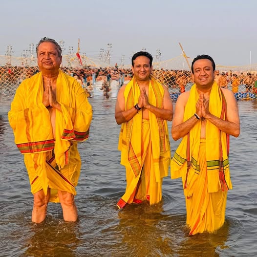 उद्योगपति विनोद चौधरी आफ्नो छोरा सहित महाकुम्भमा