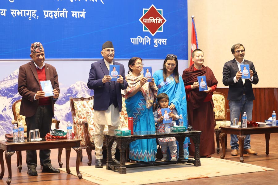 आफ्नै श्रीमतीको प्रशंसा गर्‍यो भन्ने पर्ला तर यो पुस्तक २४ क्यारेटको छ – ओली