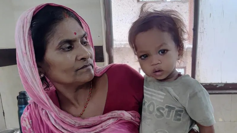 एक वर्षका अबोध बालकले दाँतले टोकेर विषालु कोब्रा सर्पलाई मारिदिए, बालक सकुशल