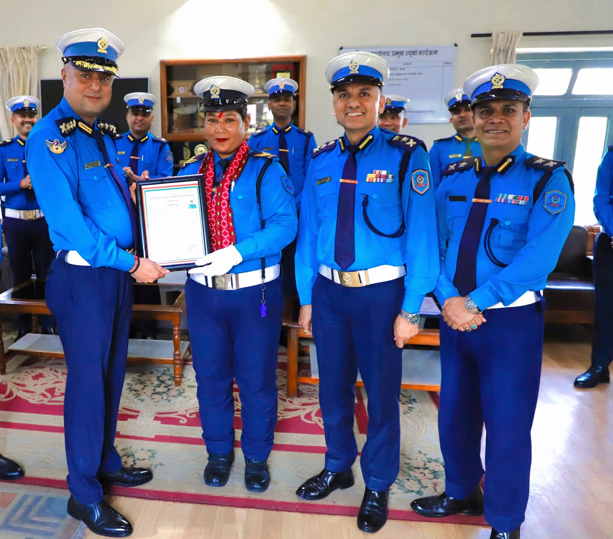 एसएसपी नवराज अधिकारीले वरिष्ठ हवल्दार सविता रावललाई “प्रशंसा-पत्र र नगद पुरस्कारद्वारा सम्मान”