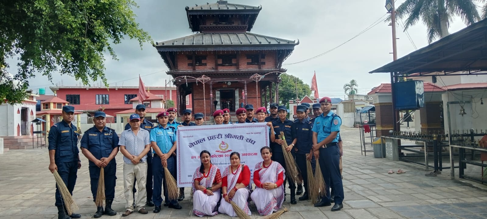 नेपाल प्रहरी श्रीमती संघको ४१ औँ बार्षीक उत्सवको अबसरमा अम्बिकेश्वरी मन्दिर परीसरमा सरसफाइ (फोटो फिचर)