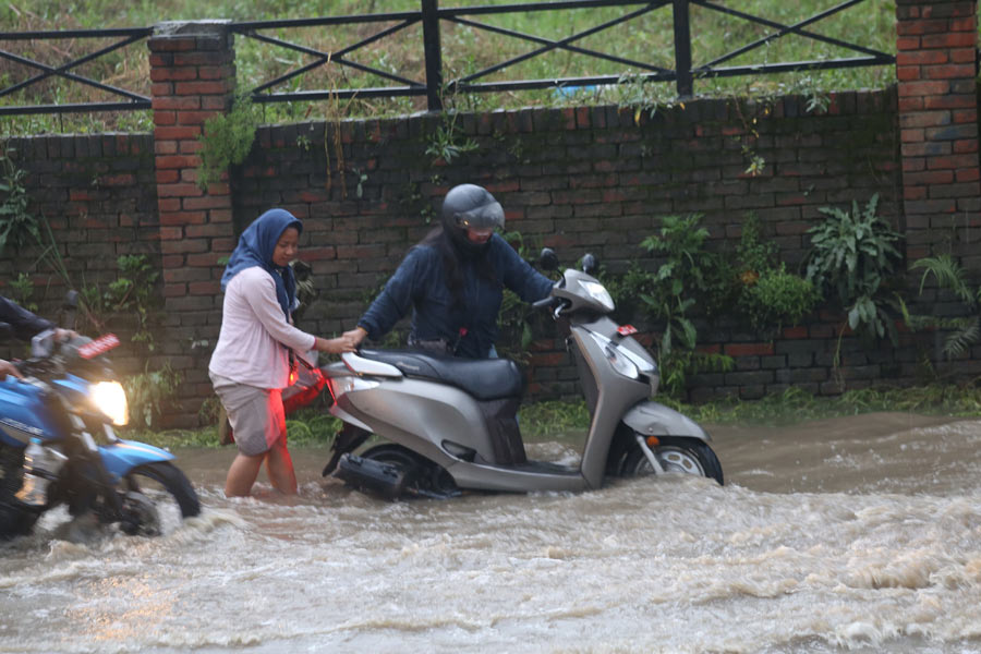 बिहीबार र शुक्रबार जलवाष्पीय हावाको प्रभाव, देशैभर वर्षा, उपत्यकामा खतरा