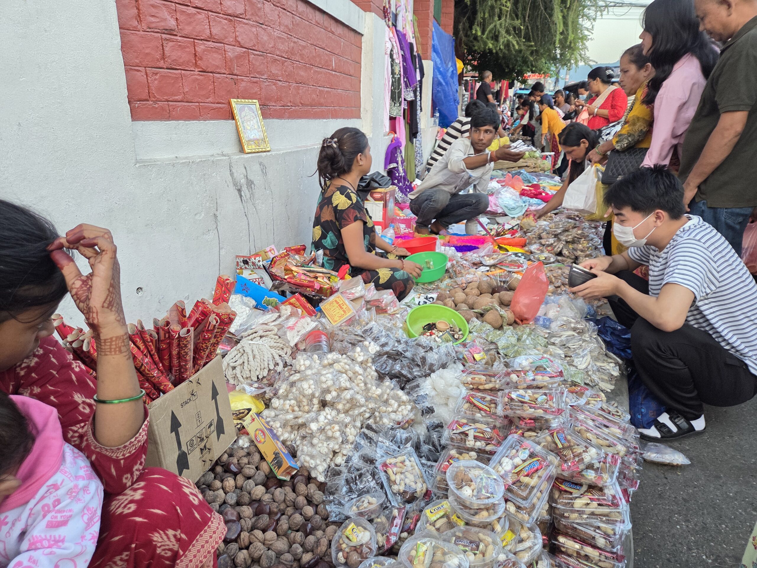 तिहारमा मिठाइ, किसमिस र झिलिमिली बत्तीको व्यापार बढ्यो
