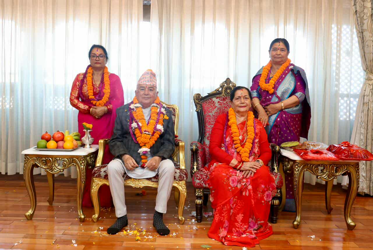 राष्ट्रपति पौडेलबाट शुभसाइतमा बहिनीहरूबाट तिहारको टीका ग्रहण