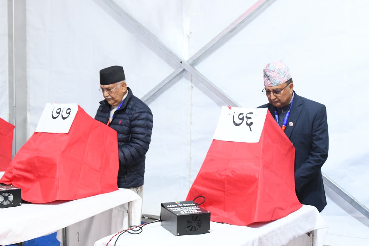 एमाले महाधिवेशन : ओली र पोखरेलले भोट हालेर सुरु गरे मतदान