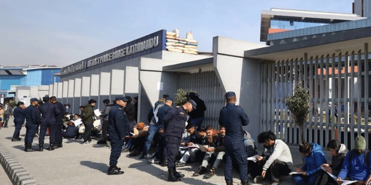 म्यादी प्रहरीका लागि आवेदन दिन युवाको लाइन