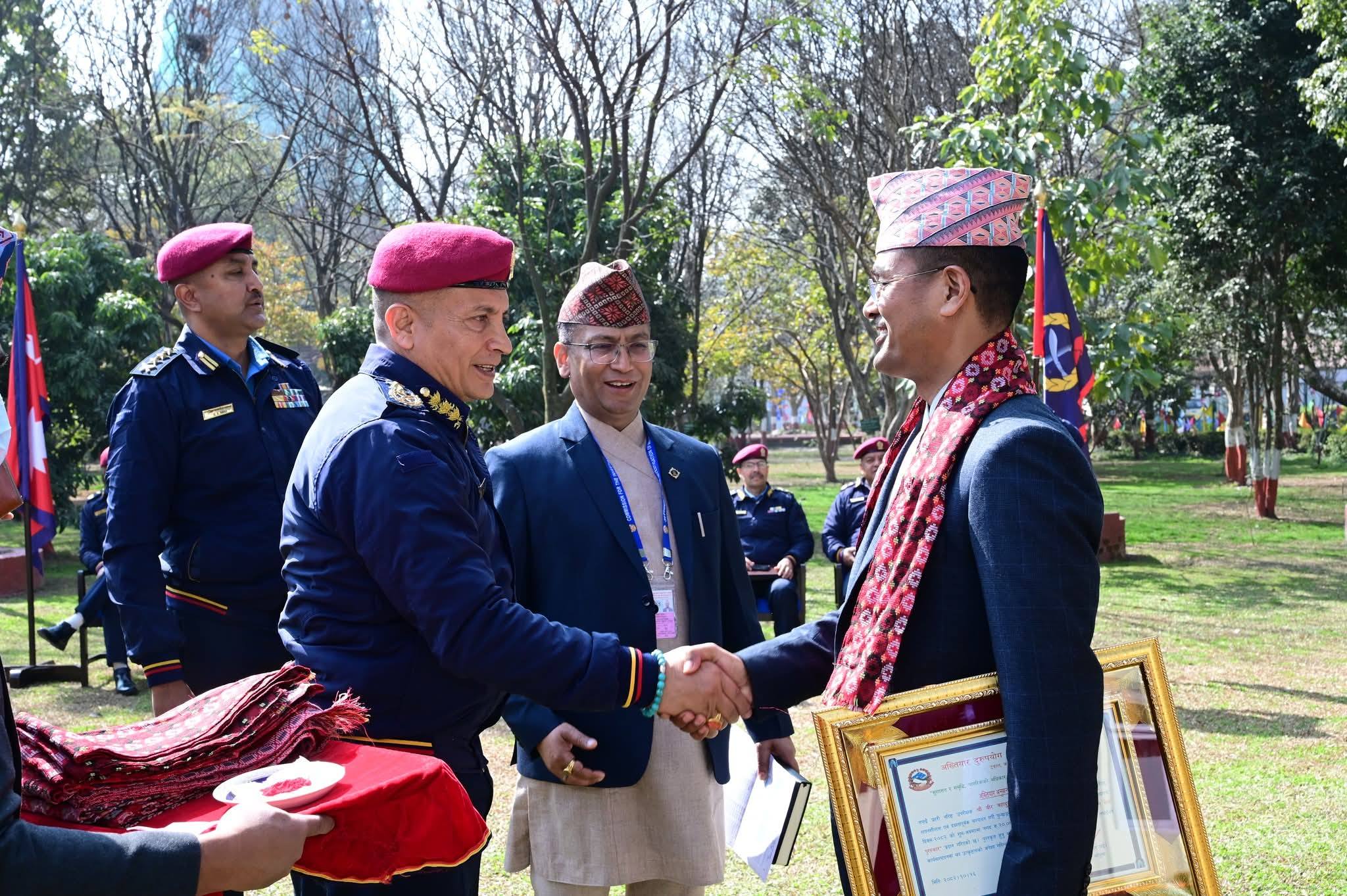 आईजीपी दान कार्कीद्वारा अख्तियारबाट पुरस्कृत कर्मचारीहरूलाई बधाई तथा सम्मान