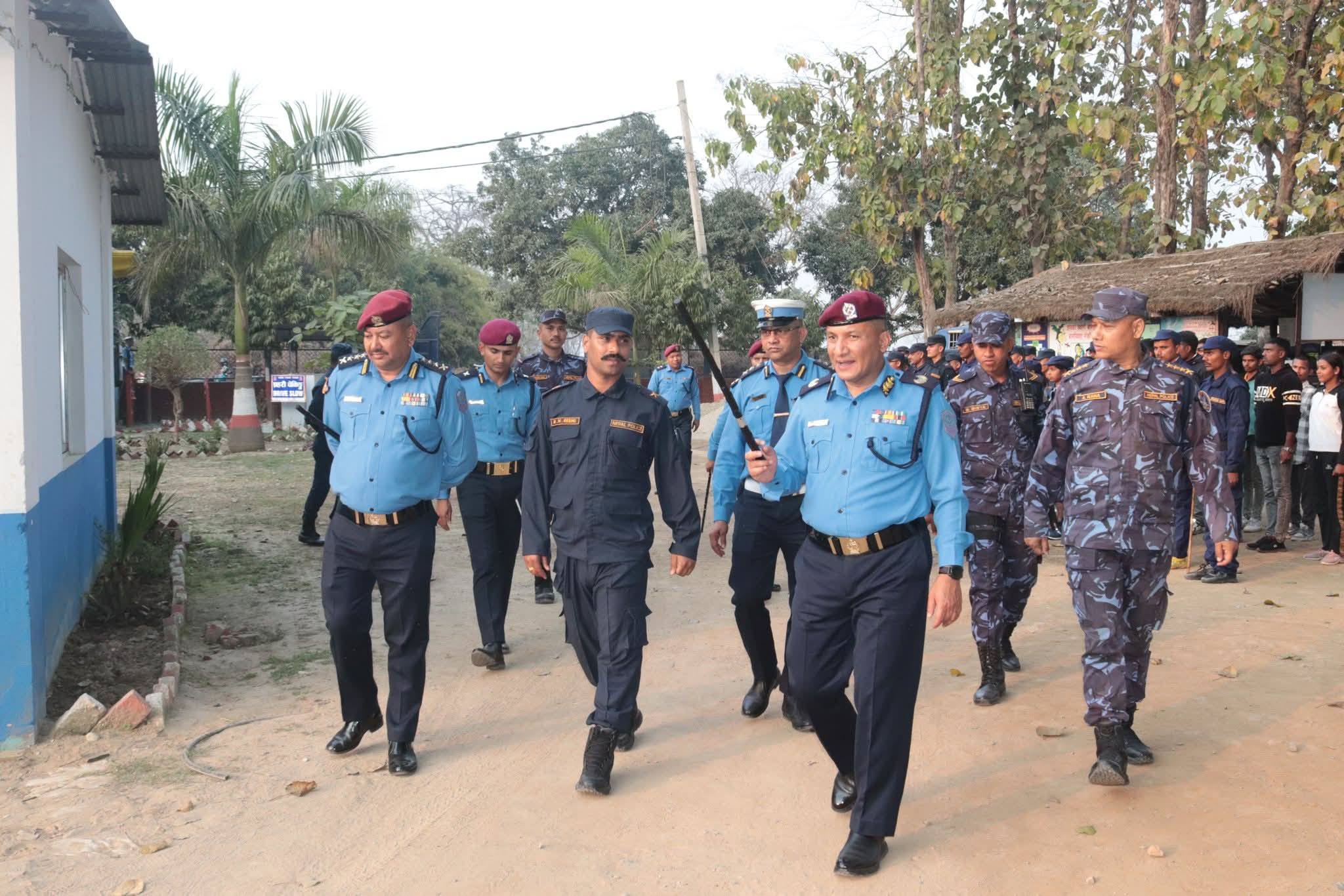 लुम्बिनीका DIGP खत्रीद्वारा  प्रदेशका विभिन्न स्थानहरूमा पुगेर निर्वाचन सुरक्षा तयारीको स्थलगत निरीक्षण गर्नुहुँदै