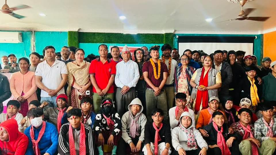 दाङमा विभिन्न पार्टी छाडेर २६९ युवा एमालेमा प्रवेश