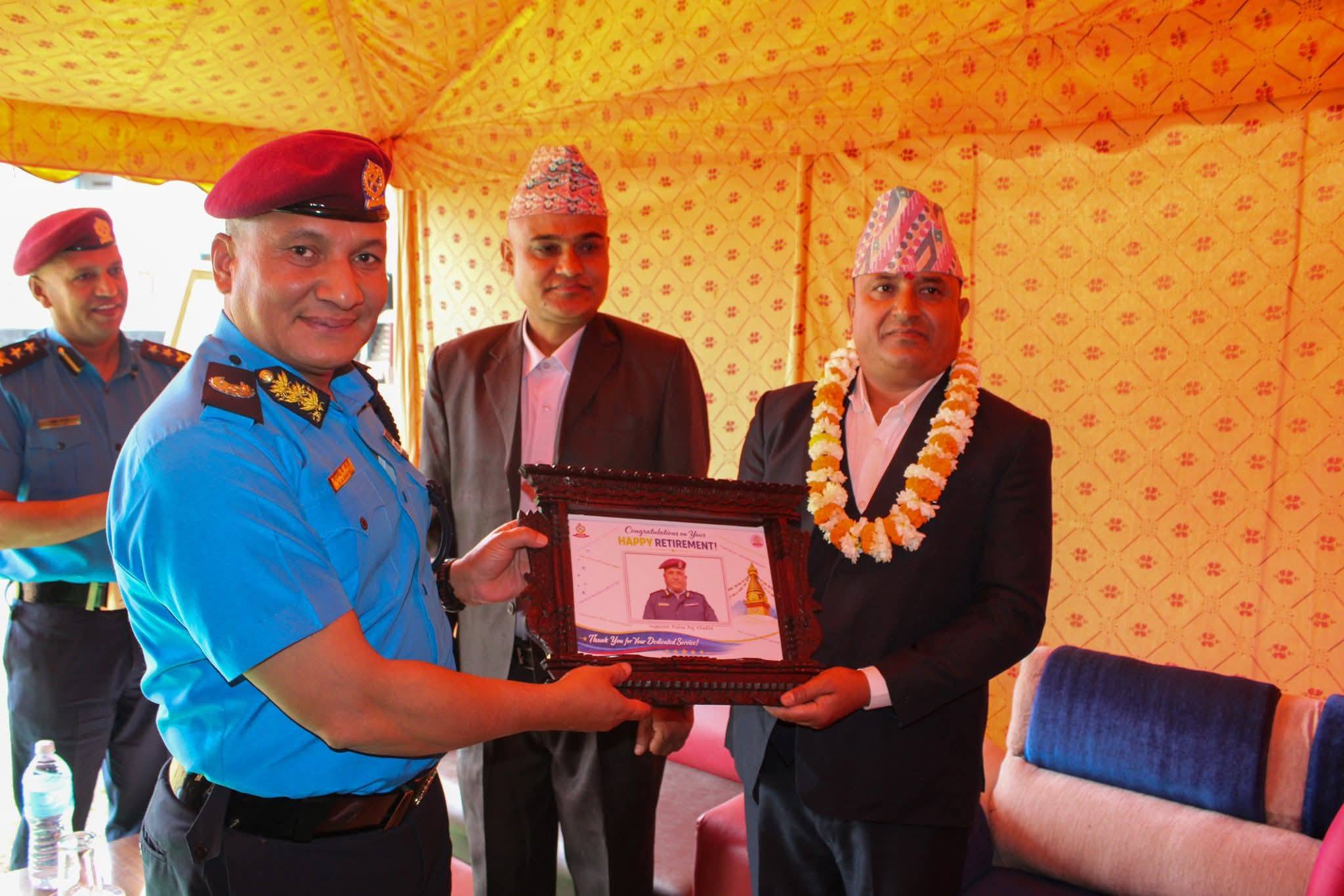 लुम्बिनी प्रदेशका प्रहरी  प्रमुख DIGP खत्रीद्वारा अवकाश प्राप्त प्रहरीलाई फौजी परम्परा अनुसार भव्य विदाई