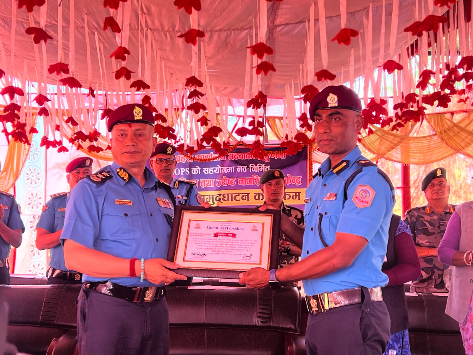 IGP कार्कीले राम्रो काम गर्ने प्रहरी निरीक्षक पाण्डेलाई गरे सम्मान