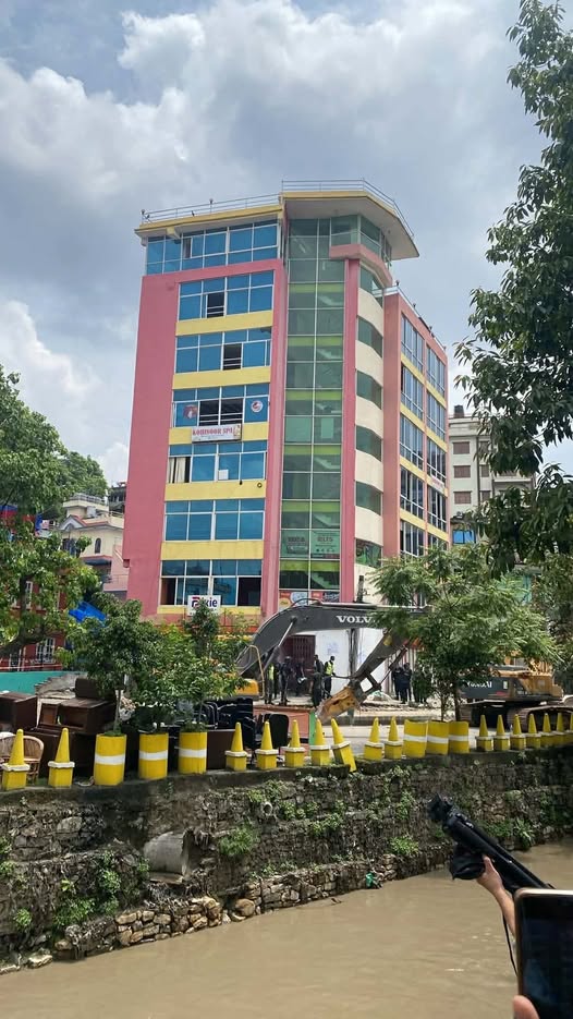 धोबी खोला किनारको सार्वजनिक जग्गामा बनेको ८ तले भवनमा डोजर