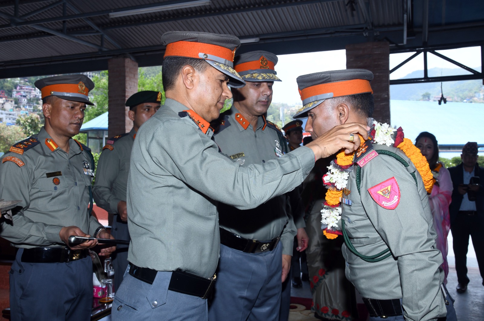 सशस्त्र प्रहरीका IGP नारायण दत्त पौडेलबाट दज्र्यानी चिन्ह प्रदान