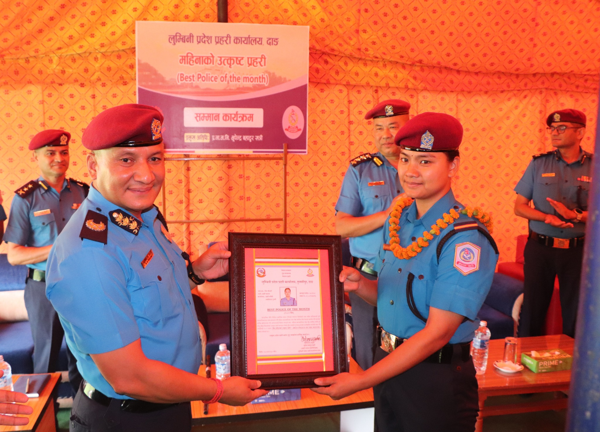 DIGP खत्रीद्वारा लुम्बिनी प्रदेश भरी चैत्र महिनामा उत्कृष्ट काम गर्ने प्रहरी कर्मचारीलाई सम्मान
